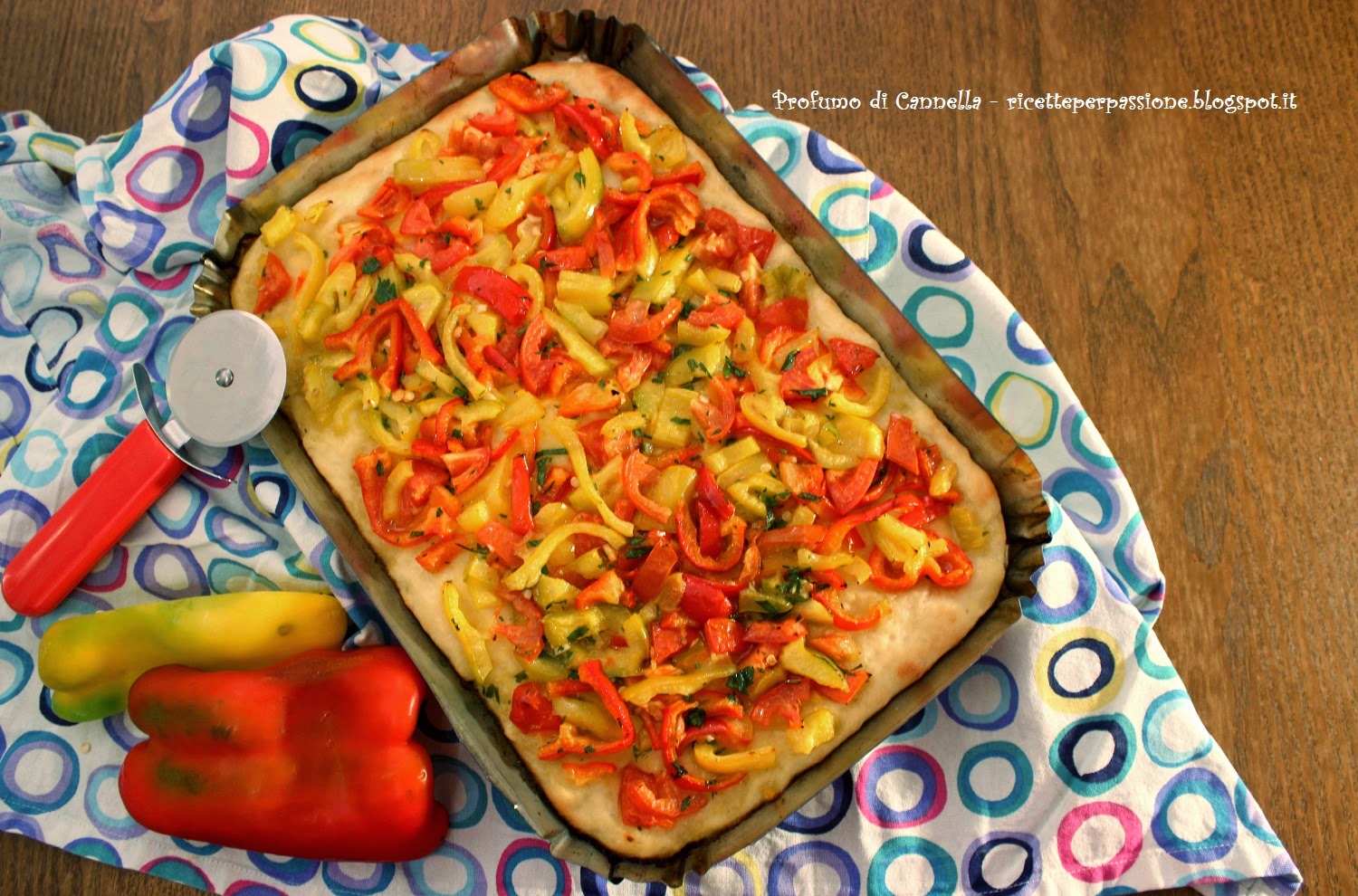 pizza di semola in teglia con peperoni e pomodori - la 