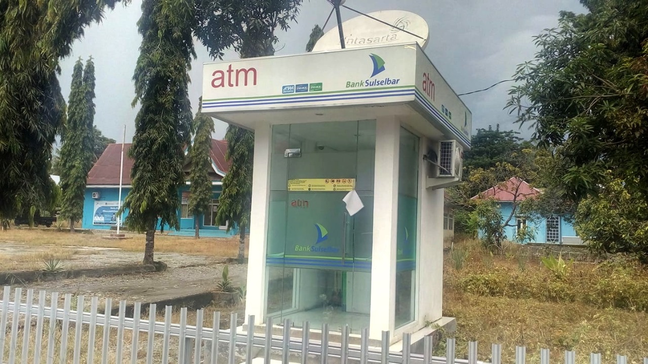 Atm Bank Sulselbar Di Maniangpajo Disorot Camat Dan Mantan Camat Beda Pendapat