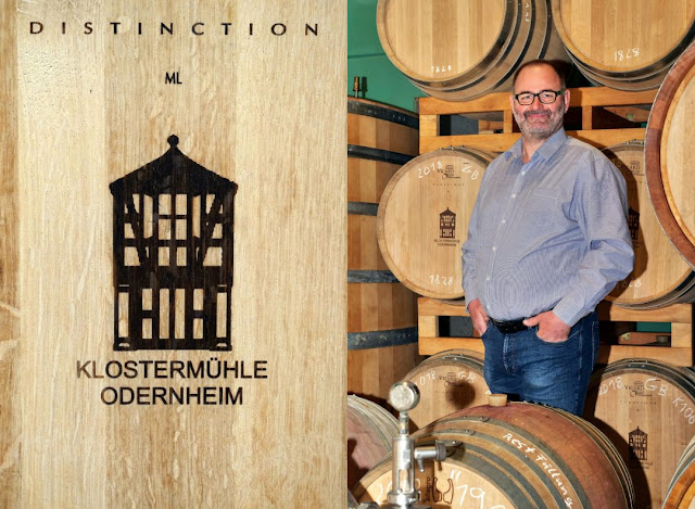 Kellermeister Thomas Zenz ist im Weingut Disibodenberg auch Herr über etliche Barriquefässer, in denen rote und weiße Burgunder reifen.