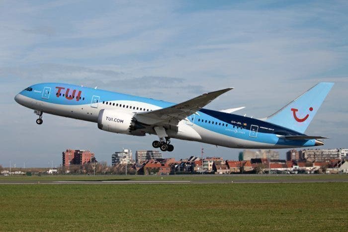 engine of tui fly boeing 787 dreamliner damaged at amsterdam schiphol video