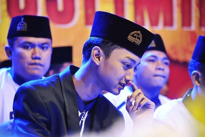 Tidak Benar Video Gus Azmi Tendang Orang Tua Beritaislam Org