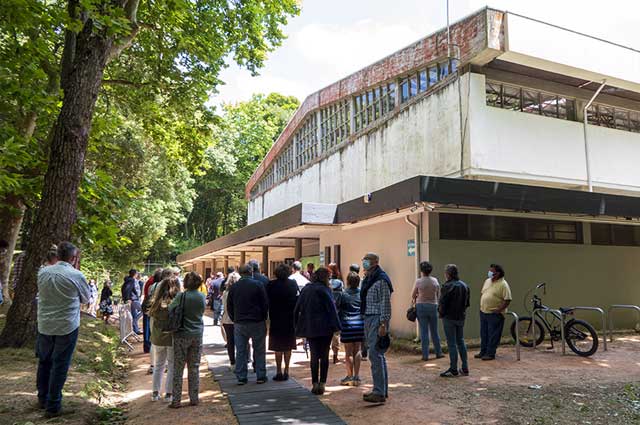 Queuing at the vaccination center