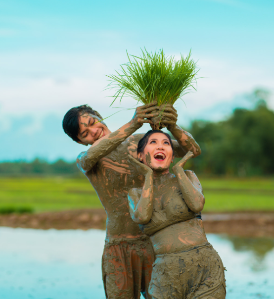 This muddy pre-wedding photoshoot of a couple helps to promote farming -  Where In Bacolod