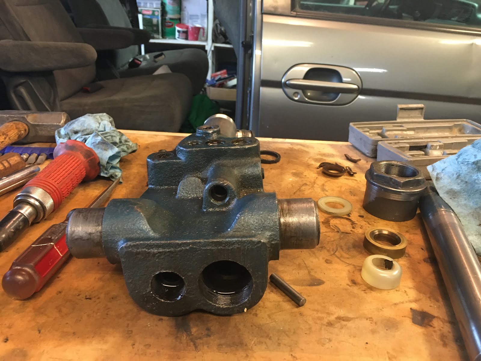 Jared's Garage Rebuilding a Walker 2 ton floor jack J132 93655