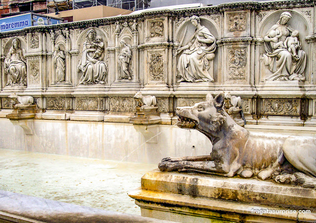 Loba romana na Fontana della Gioia, Siena, Itália