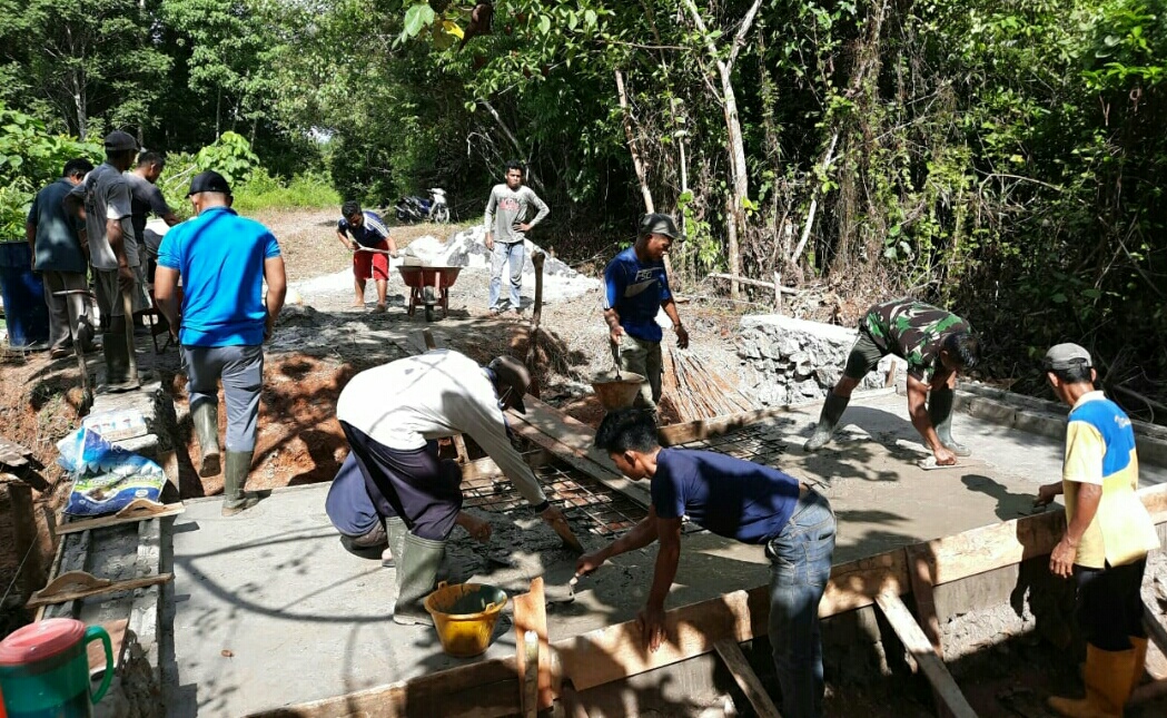 Danramil 01 /Ranai Pimpin Pelaksanaan Karya Bakti Pembangunan Jembatan Penghubung Cemaga Utara dengan Cemaga Selatan Danramil 01 /Ranai Pimpin Pelaksanaan Karya Bakti Pembangunan Jembatan Penghubung Cemaga Utara dengan Cemaga Selatan