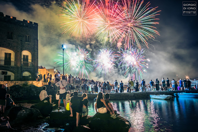 Antiche tradizioni dell' Isola d' Ischia, Festa a mare agli scogli di Sant' Anna 2019, Festa di Sant'Anna 2019, foto Ischia, fotografare i fuochi d'artificio, Incendio del Castello Aragonese Ischia, 