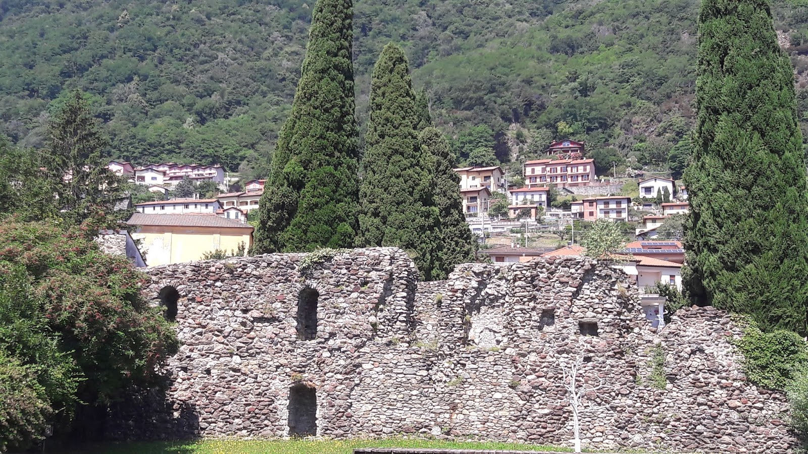 LIBRANDO E VIAGGIANDO SAN SIRO Alla scoperta del LAGO di COMO LIBRANDO E VIAGGIANDO SAN SIRO Alla scoperta del LAGO di COMO