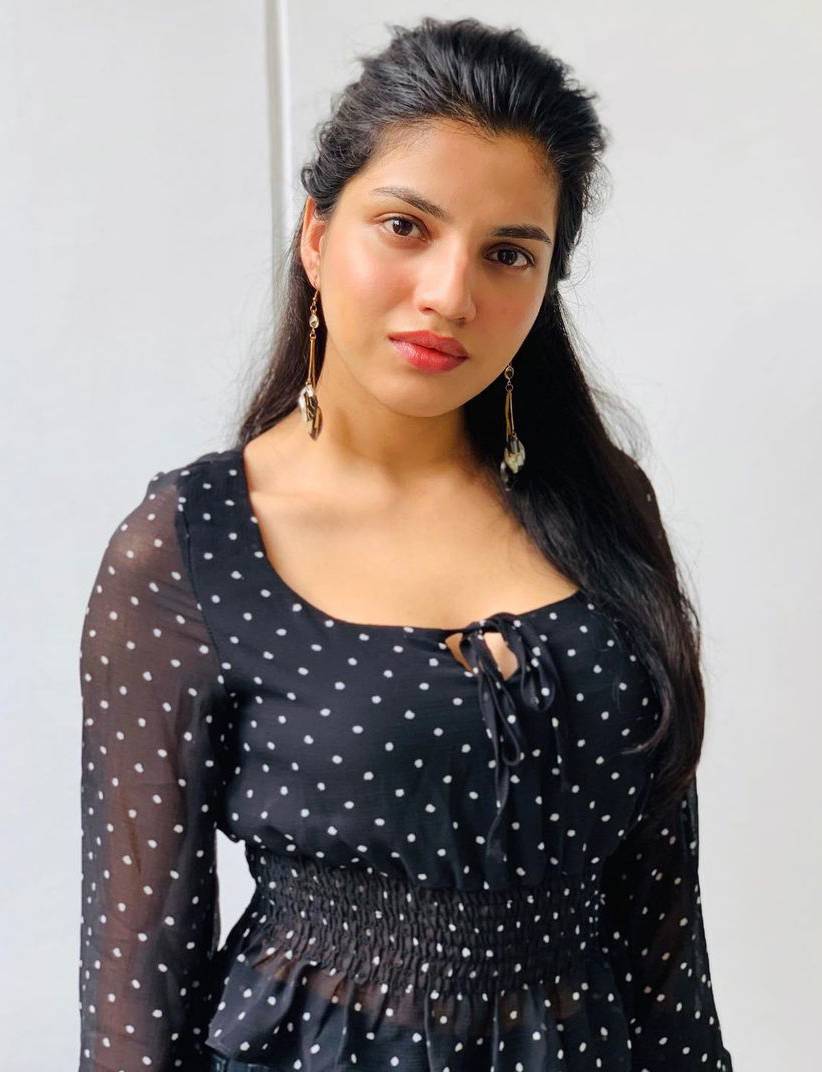 Dev DD or Abhay 2 Actress Asheema Vardaan Instagram Pictures