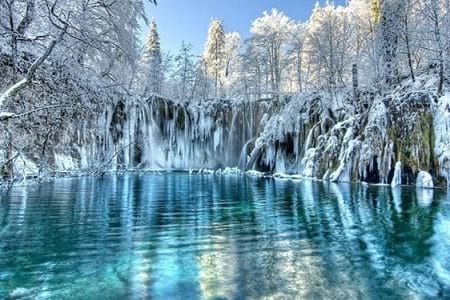 Cascadas congeladas en Plitvice, Croacia