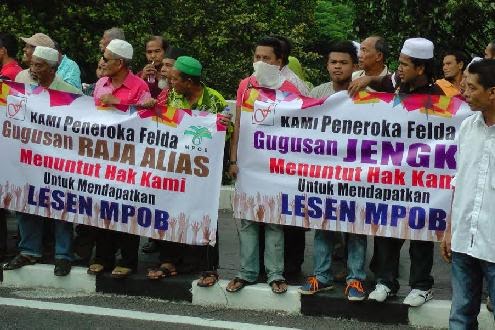 UMNO-NAJIB -SPEAKER REFUTED FELDA SETTLERS REQUEST 4 MPOB( MALAYSIAN PALM OIL BOARD)  LICENSE !!