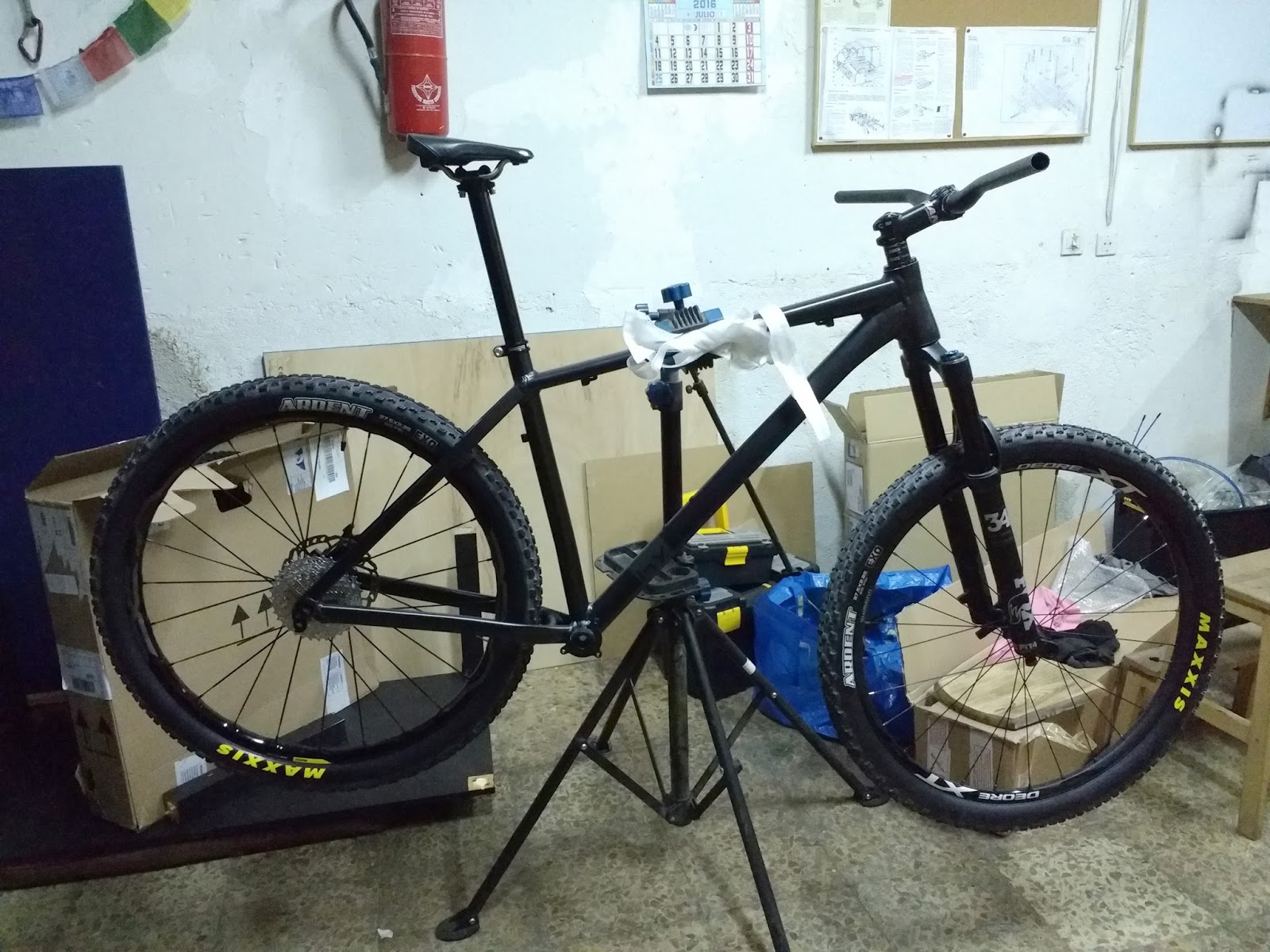Bicicleta de montaña color gris con ruedas de 29 pulgadas y 9 velocidades  Elixir-H Biocycle