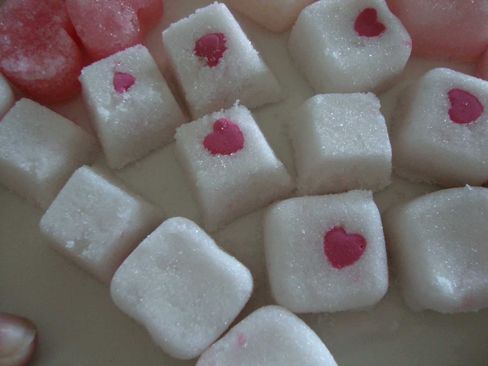 глаза сладкие как сахар. ягода с лепестками. жизнь подобна кофе в чашке. сахар фото. бледно розовые десерты.