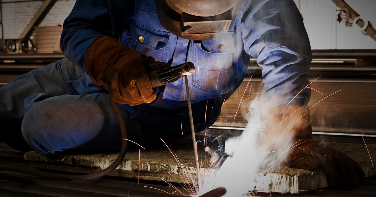 сварщик на крыше. сварщиков 1а. сталь сварка. сварщиков 1а. сварщик металлоконструкций.