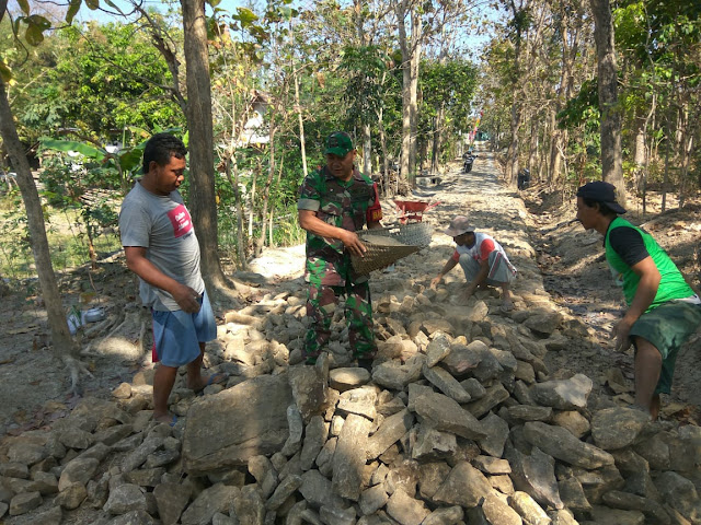 Babinsa Ngrombo Membaur Dengan Warga Perbaiki Jalan Makadam