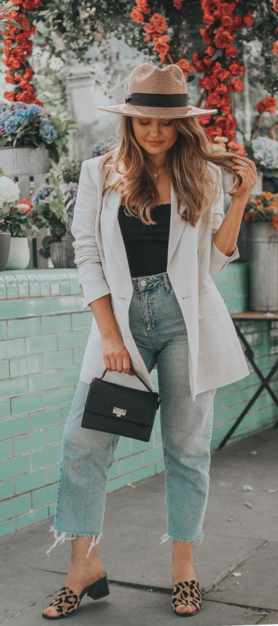 Want perfect jeans style? Check out these 30 Chic Casual Jeans Outfits that Never Go Out of Style. Find inspiration for skiny jeans outfit to highwaisted jeans, boyfriend jeans to flared jeans. Womens Jeans Fashion via Higiggle.com #jeans #denim #casual #casualoutfits