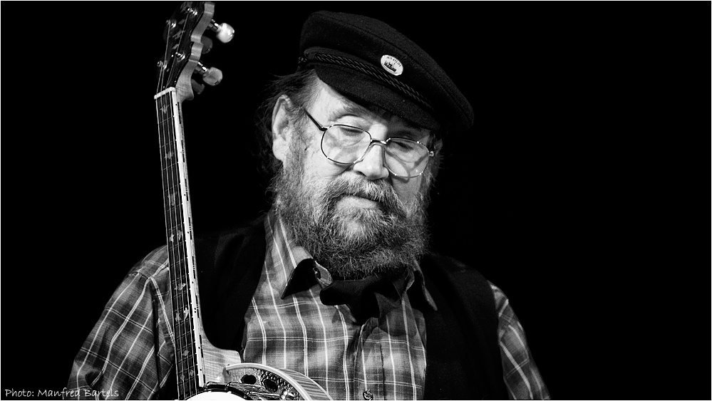 McGahey's McMusings R.I.P., Barney McKenna (with "Rocky Road to Dublin")