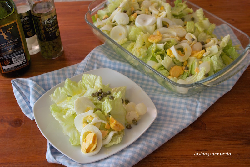 Ensalada de alcaparras y cebollitas encurtidas