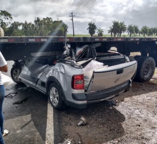 Carro fica embaixo de carreta após grave acidente que deixou feridos na Paraíba