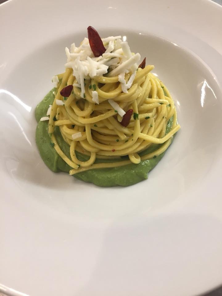 Spaghetti freschi alla chitarra “aglio e olio” su crema di broccolo romano e peperoncino fresco