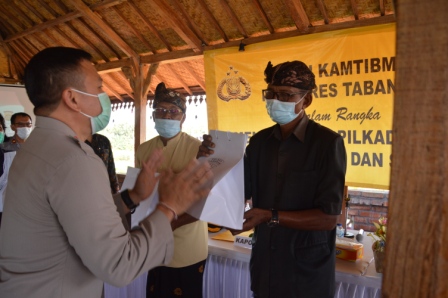 Kapolres Tabanan Bagikan APD ke Masyarakat Kerambitan