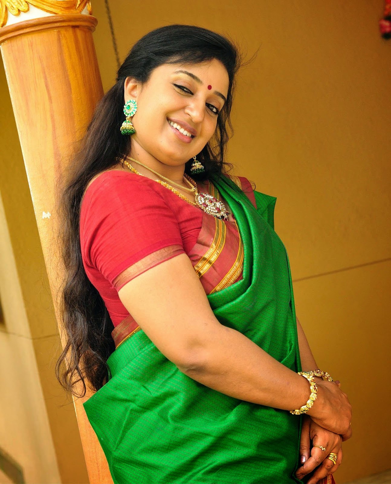 Sona Nair in Green Saree Hot Saree Pics