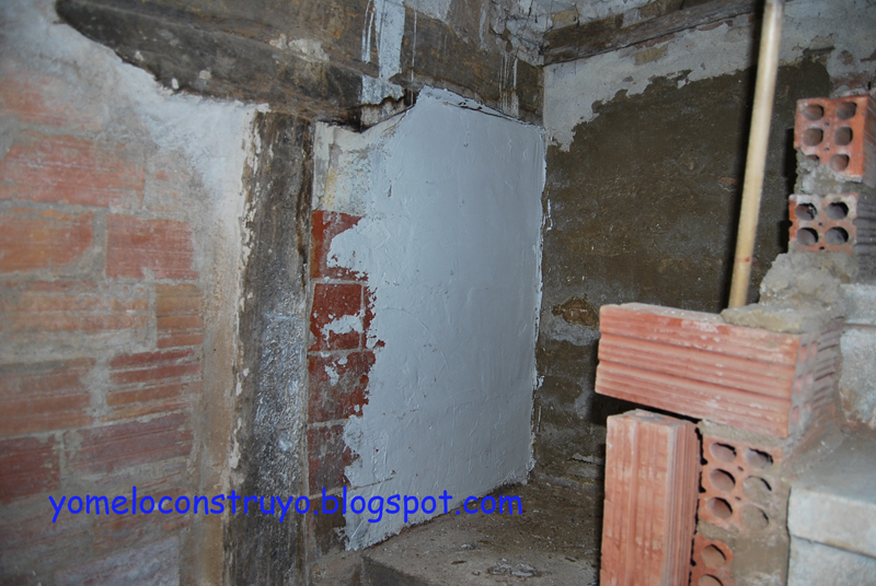 Dando yeso en la cuadra.