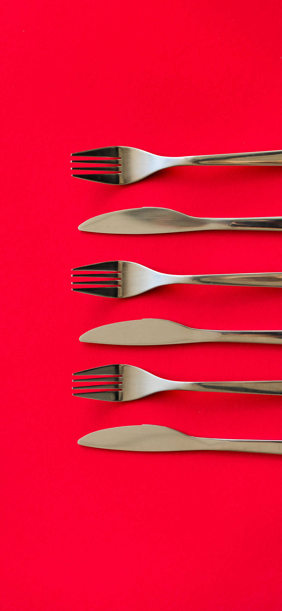 cutlery-on-red-table-wallpaper