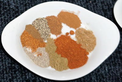 BAHARAT es la mezcla de diferentes especias usadas en la cocina del medio oriente. Hay pequeñas variaciones en las proporciones de país a país. Puede usar estas especias agregando  a las carnes de vacuno, cordero, aves, pescado, marisco, sopas, legumbres y vegetales.PORCIONES: 2 INGREDIENTES DE LAS ESPECIAS BAHARAT Todas las medidas son al ras de la cuchara. ¼ cucharadita de coriandro en polvo. (semillas de cilantro) ¼ cucharadita de comino en polvo ½ cucharadita de paprika o ají de color 1/8 cucharadita de cardamomo en polvo 1/8 cucharadita de canela en polvo 1/8 cucharadita de nuez moscada 1/8 cucharadita de pimienta en polvo 1/8 cucharadita de ají cayena o cacho de cabra en polvo 1/8 cucharadita de clavos de olor en polvo MEZCLAR TODOS LOS INGREDIENTES JUNTOS