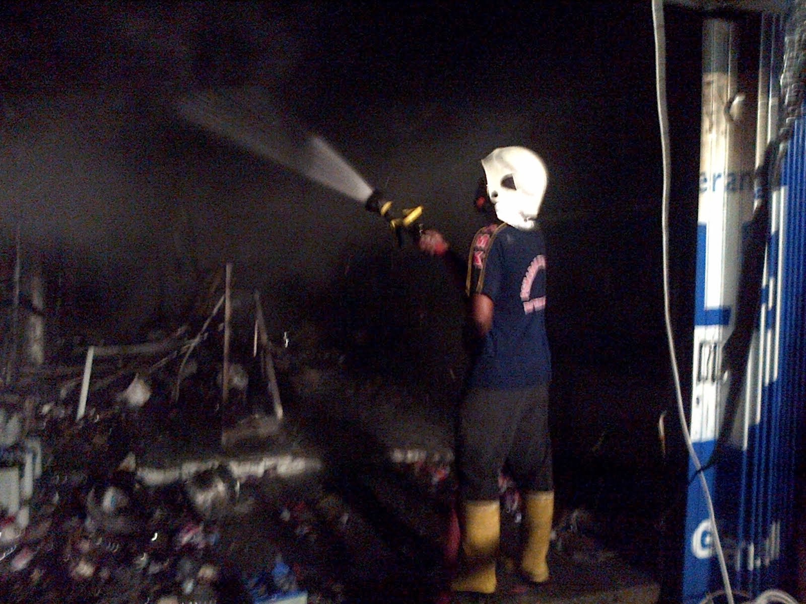 Panel Listrik Terbakar di Toko Peralatan Listrik Awet Menter