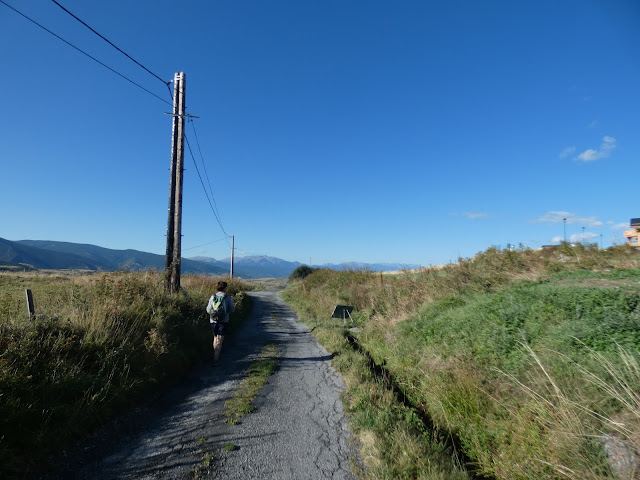 On commence à marcher sur une ancienne route où plus aucune voiture ne passe.
