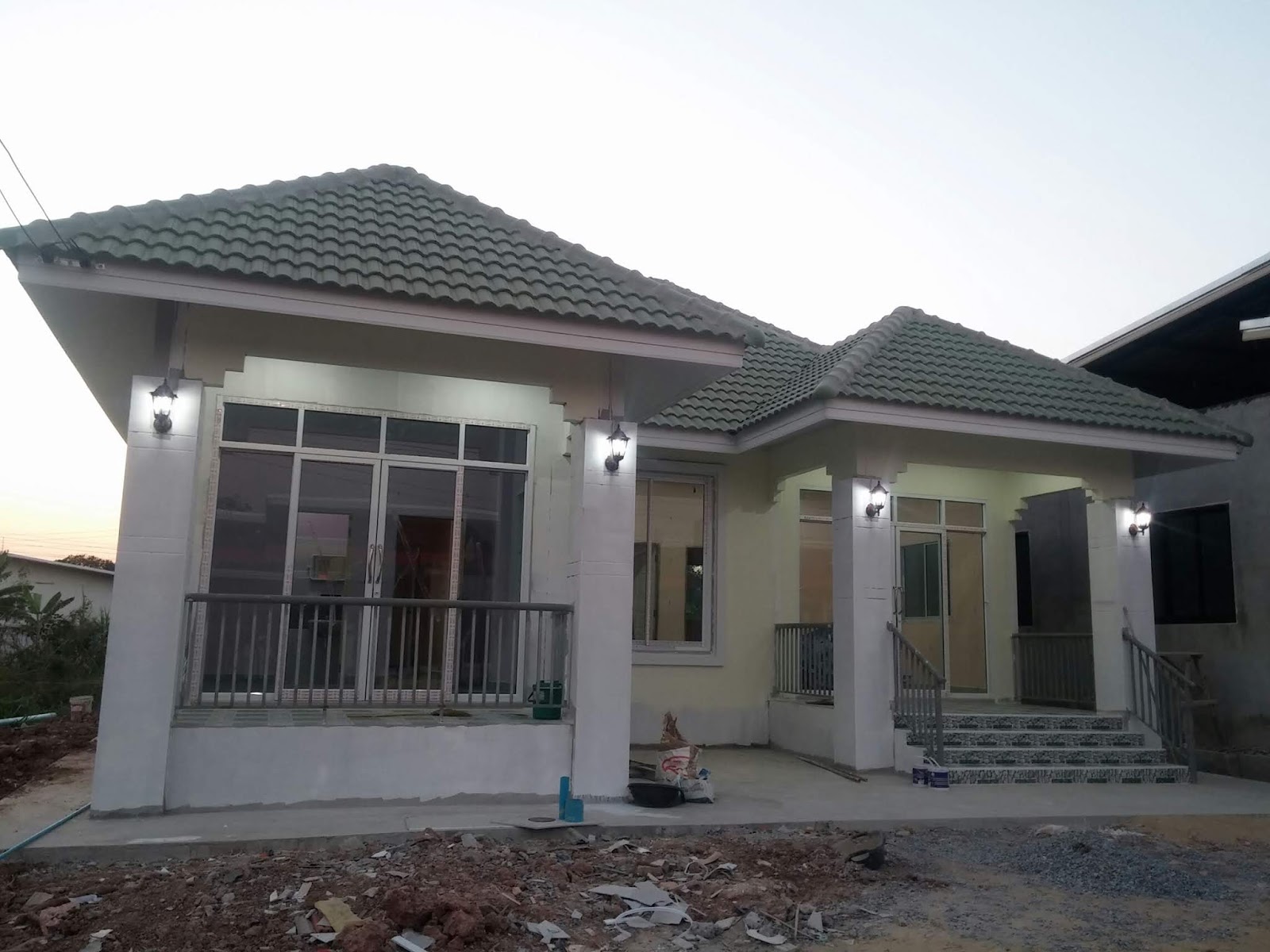 A single-storey house is a popular home choice. It is simple, economical, and convenient for the young and old alike. These are the examples of single-storey houses that consists of 3 bedrooms, 3-4 bathrooms, living area and a kitchen., 