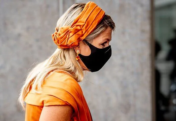 Queen Maxima wore a silk pleated dress by Mattijs van Bergen. Gold, orange pear-shaped mandarin the drop diamond citrine earrings