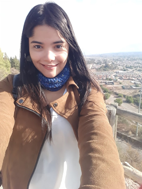 o que fazer em mendoza selfie de uma mulher com a cidade de fundo