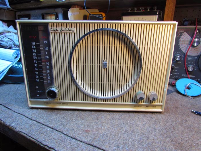 Zenith H845Y Radio Overview and Chassis Removal Crawls Backward (When