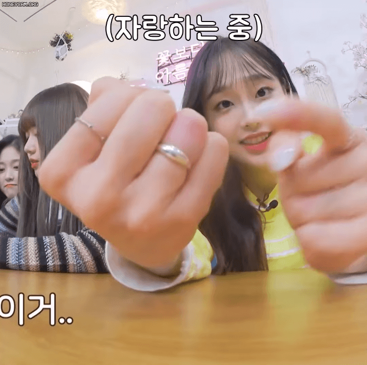 동갑내기 친구 유정이랑 우정링 맞춰서 기분이 좋은 츄