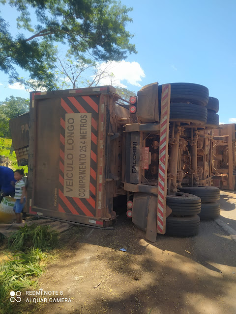 Acidente envolvendo dois veículos de carga e uma caminhonete na BR-135