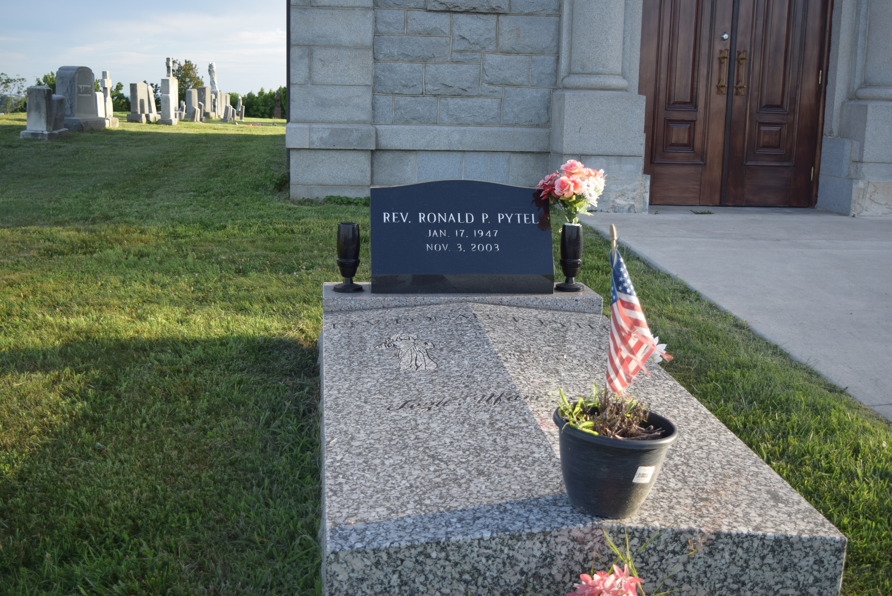 кладбищенский смотритель. могила на холме. смотритель кладбища. одной ногой в могиле. Redemption cemetery 11:.