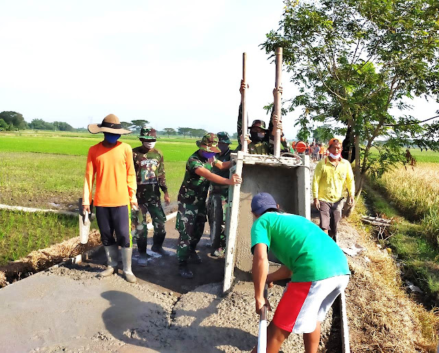 Bangun Jalan Desa Sawahan TNI Harap Warga Makin Sejahtera