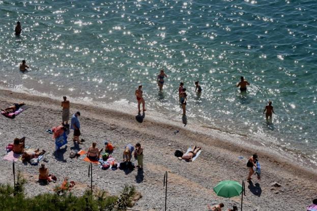 Κορωνοϊός: Πόσο μεγάλος είναι ο κίνδυνος μετάδοσης μέσα στη θάλασσα – Τι ισχύει για την πισίνα