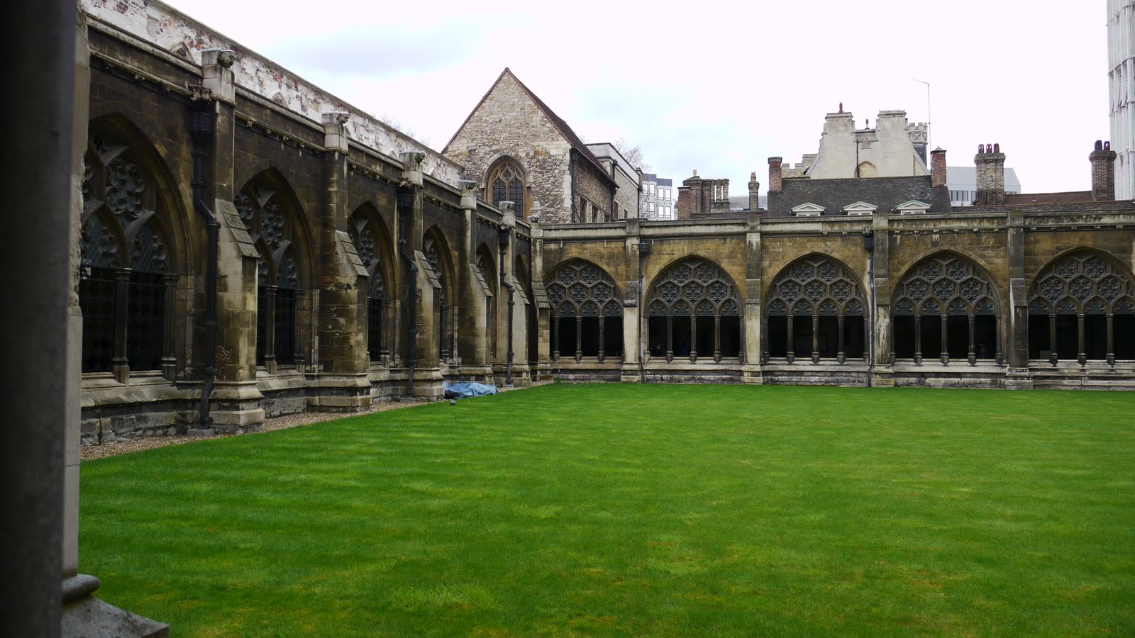двор оксфорда. монастырь вестминстерского аббатства двор. двор хогвартса. внутренний двор в хогвартсе. солсберийский собор внутренний двор.