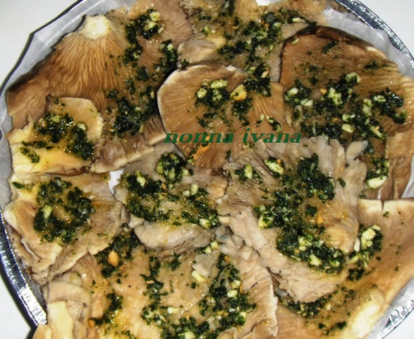 Il Fungo Pleurotus Due Piatti Conchiglioni Giganti Con Funghi Al Forno E Cappelle Conchiglia Gratinate