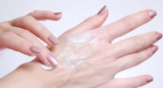 أسباب تشقق اليدين أسباب تشقق اليدين