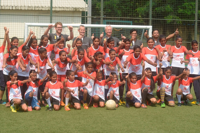 Mercedes-Benz India Management with OSCAR Foundation kids on the football ground (1)-min Mercedes-Benz India Management with OSCAR Foundation kids on the football ground (1)-min