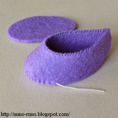 sapatinho de boneca de feltro