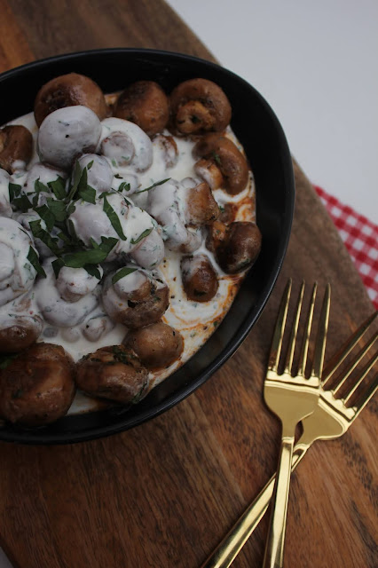 Gebratene Champignons mit Knoblauchsoße – Weihnachtsmarkt