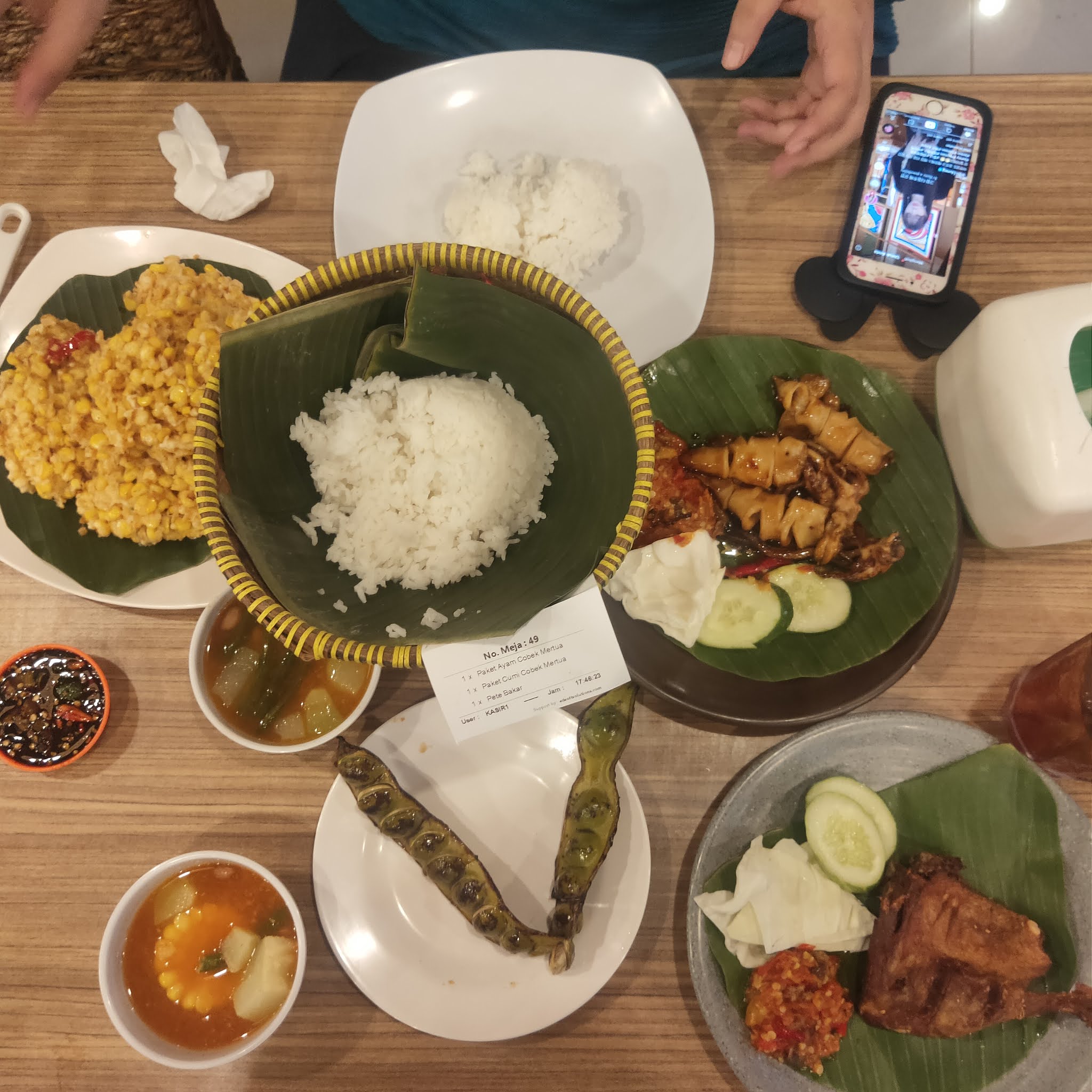 Rumah makan lesehan terdekat