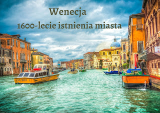 Na tle nieba napis: 1600- lecie powstania miasta Wenecja. Kanał,  łódki na wodzie.