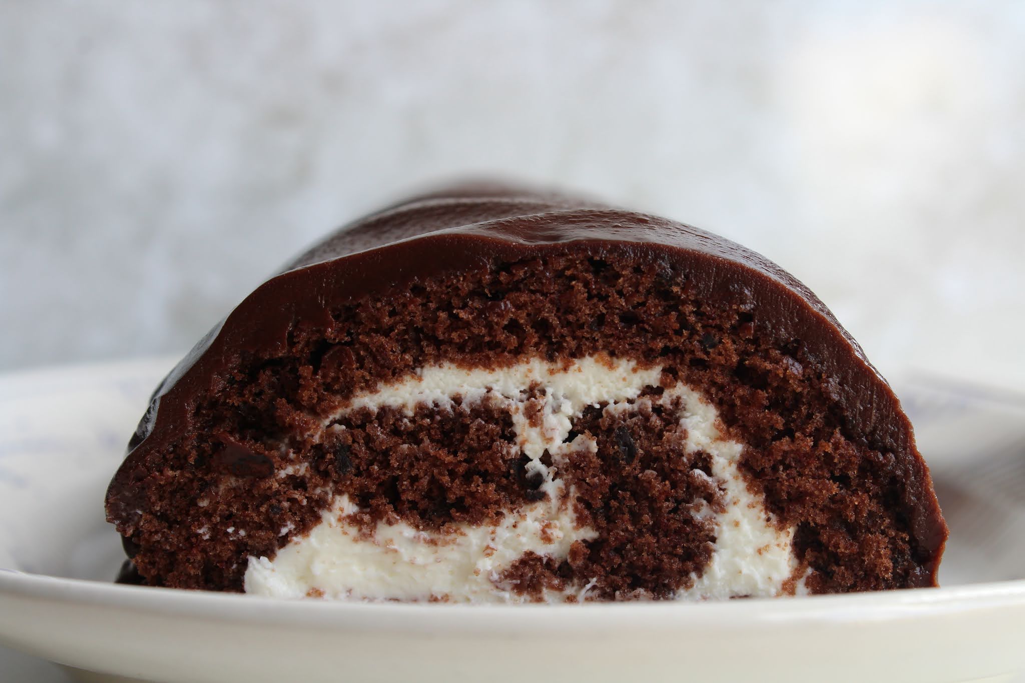 Glutenfreie Schoko-Biskuitrolle mit Mascarpone-Creme