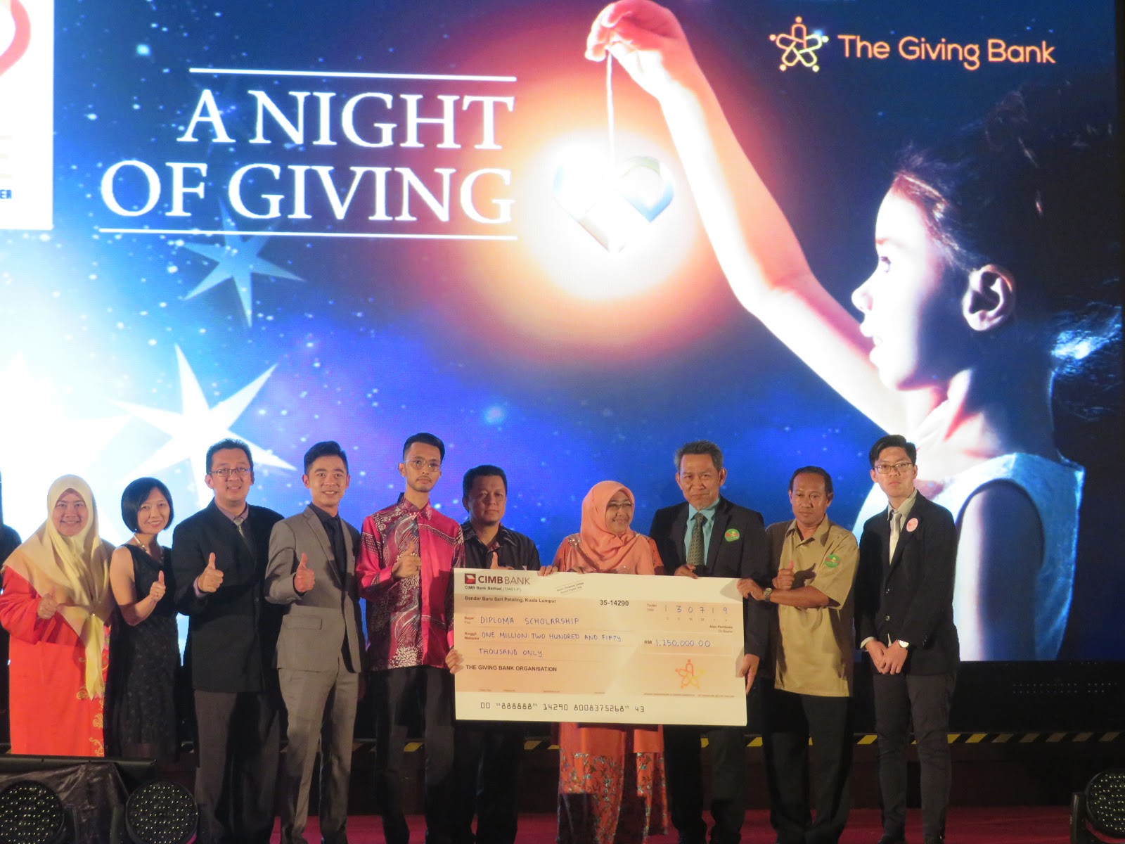 Kee Hua Chee Live! DR JANSON ANG, FOUNDER OF THE GIVING BANK, AWARDED TROPHIES TO CHARITABLE